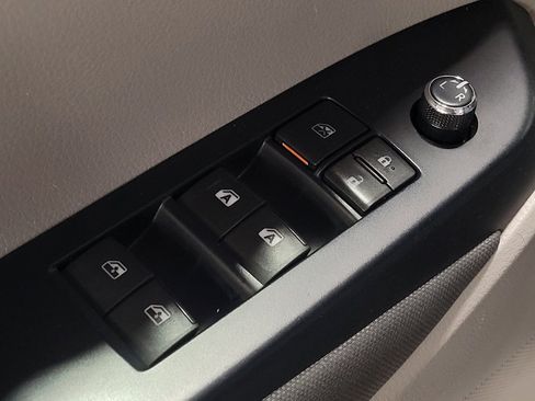 Used 2018 Toyota Highlander LE FWD image 27