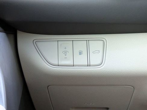 Used 2023 Genesis G70 2.0T image 26