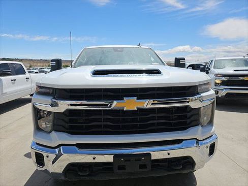Used 2024 Chevrolet Silverado 2500 LT AWD/4WD image 3
