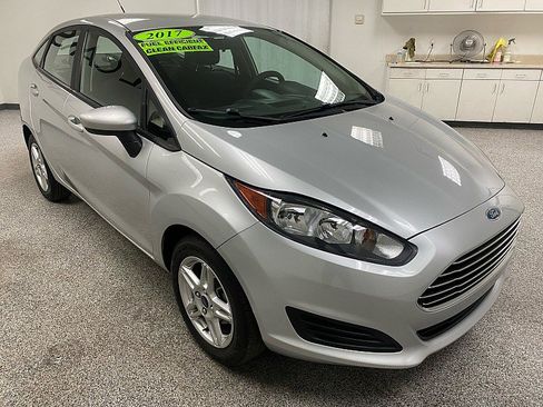Used 2017 Ford Fiesta SE image 3