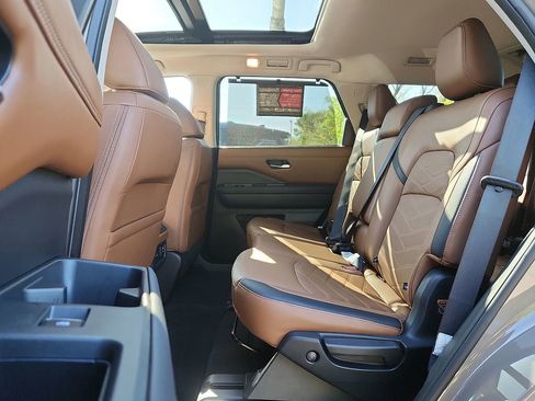 Certified 2023 Nissan Pathfinder Platinum w/ Cargo Package FWD image 11