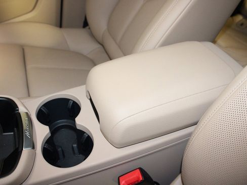 Used 2025 Porsche Macan image 31