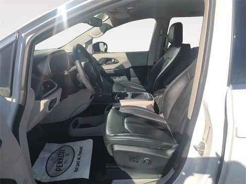 Used 2024 Chrysler Pacifica Touring-L image 9