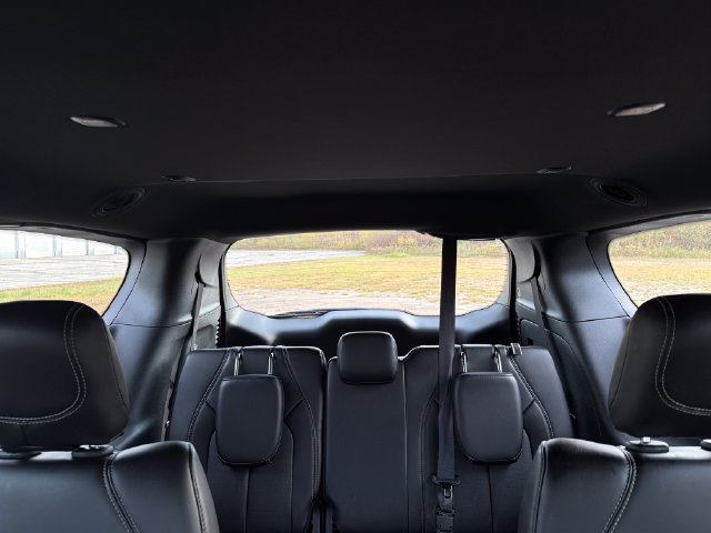 Used 2027 Chrysler Pacifica Select FWD image 32