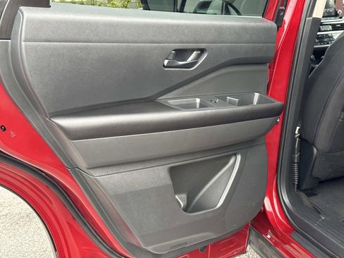 Used 2024 Nissan Pathfinder SV image 12