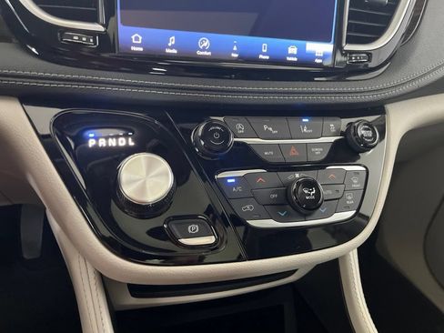 Used 2023 Chrysler Pacifica Limited FWD image 69