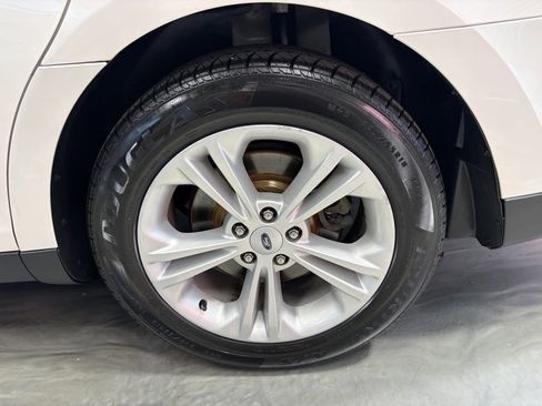 Used 2018 Ford Taurus SEL image 19