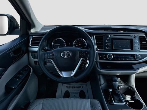 Used 2015 Toyota Highlander Plus FWD image 25