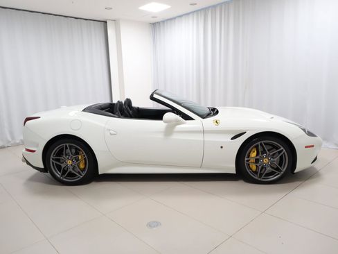 Used 2016 Ferrari California T image 8