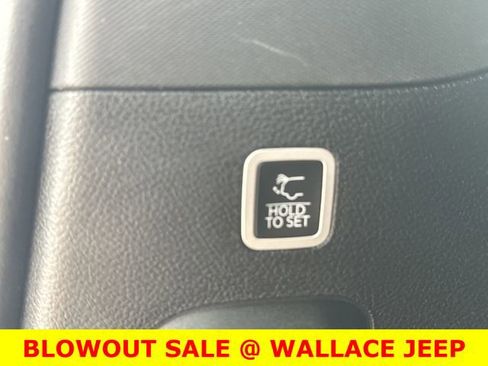 Certified 2024 Jeep Wagoneer Series II w/ Flexible Seating Group image 9