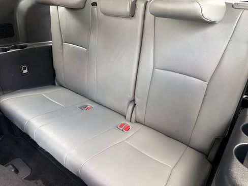Used 2022 Toyota Highlander XLE AWD/4WD image 18