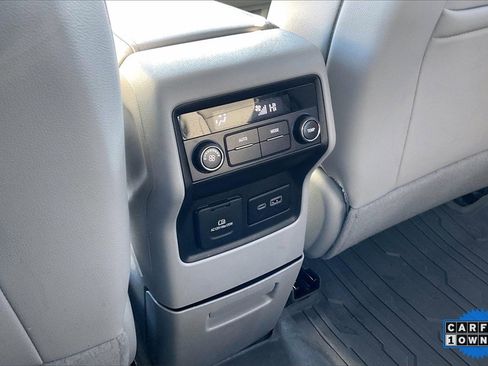 Used 2023 GMC Acadia SLT image 11