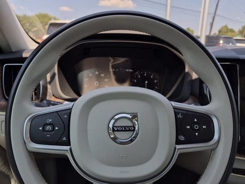 Used 2021 Volvo XC60 T5 Momentum w/ Premium Package FWD image 26