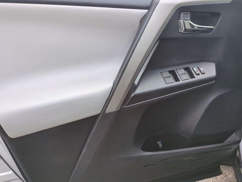 Used 2017 Toyota RAV4 XLE FWD image 14