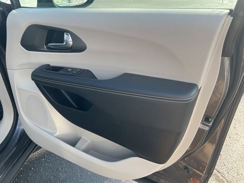 Used 2023 Chrysler Pacifica Touring-L image 14