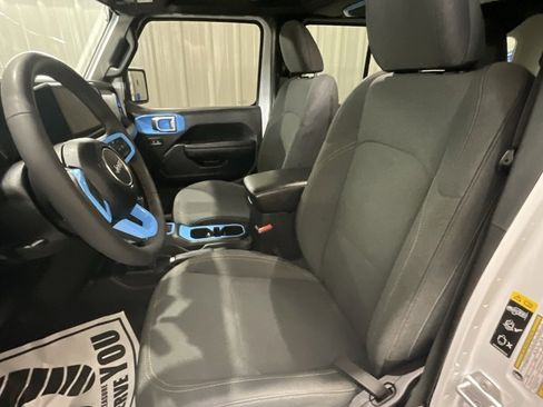 Used 2024 Jeep Wrangler Unlimited image 10