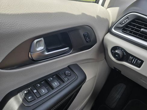 Used 2024 Chrysler Pacifica Touring-L FWD image 22