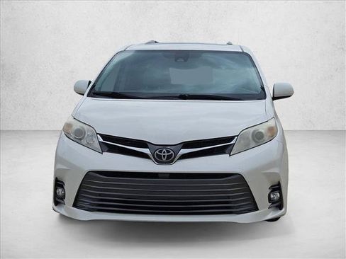 Used 2018 Toyota Sienna XLE FWD image 2