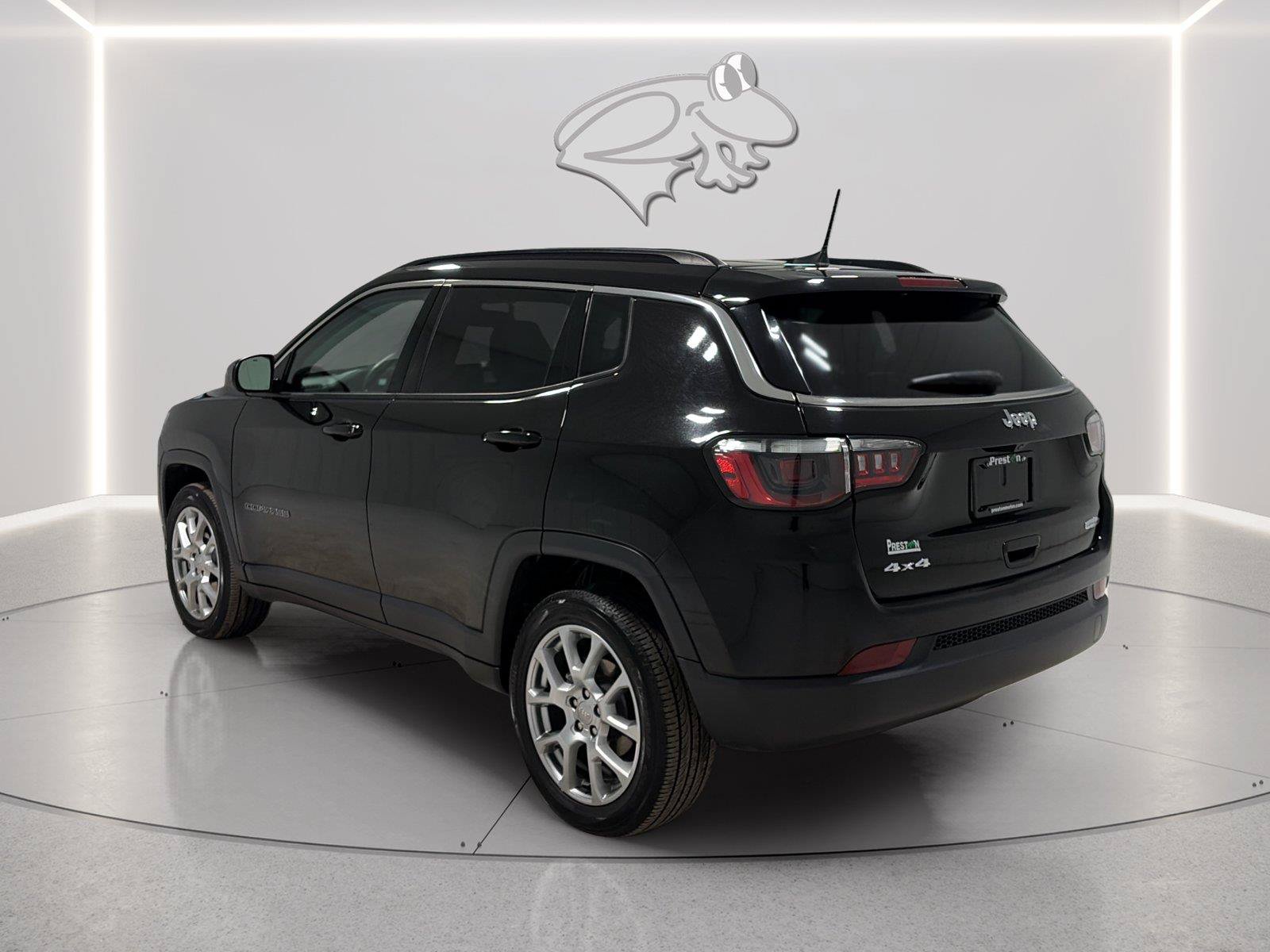Used 2022 Jeep Compass Latitude w/ Sun and Sound Group AWD/4WD image 3