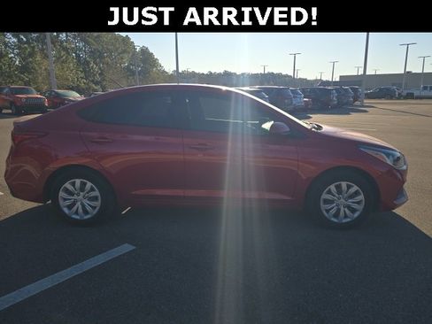 Used 2022 Hyundai Accent SE image 3