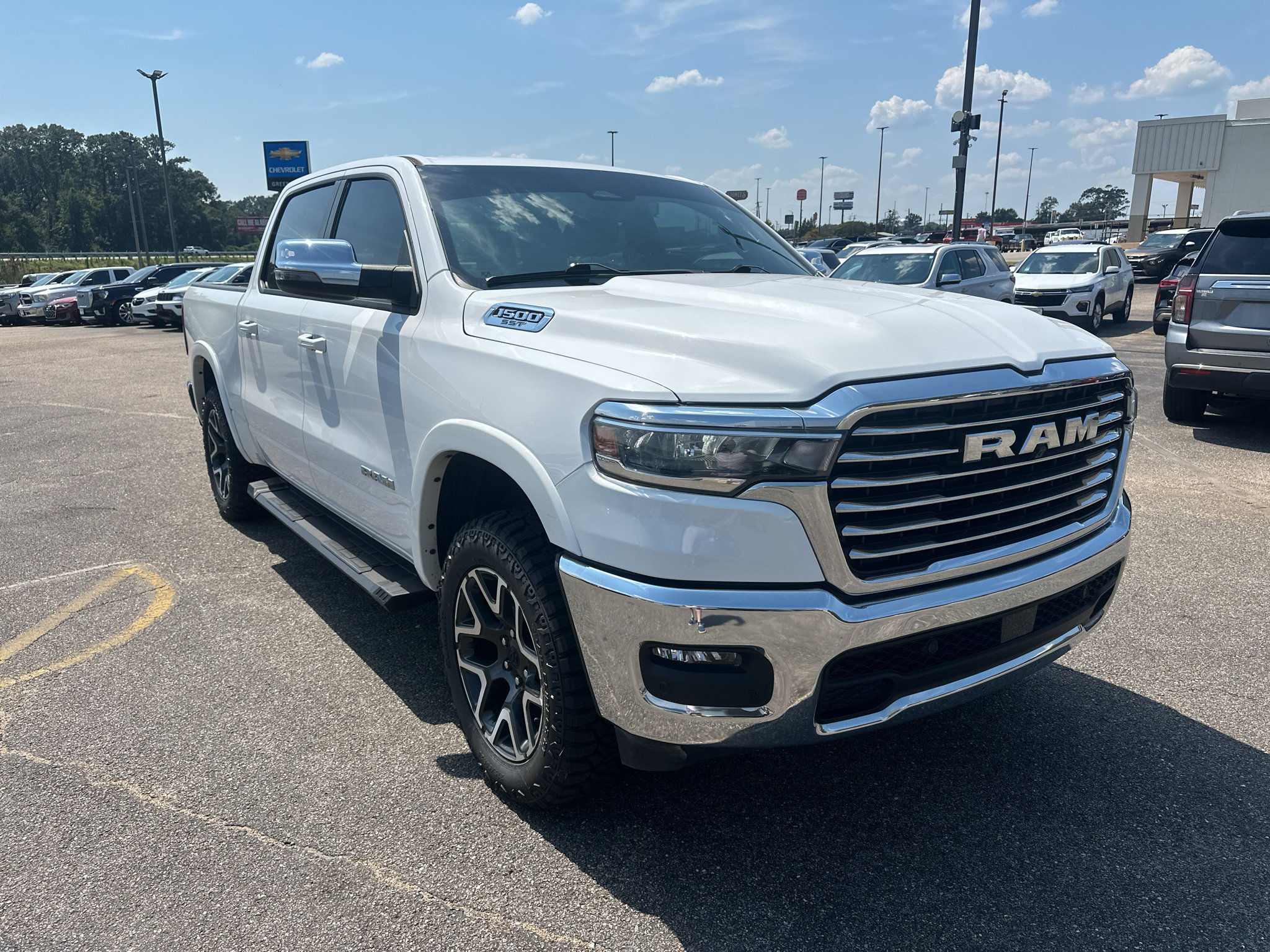 Used 2025 RAM 1500 Laramie AWD/4WD image 3