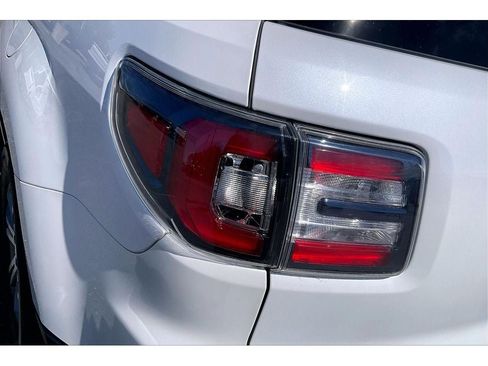 Used 2016 GMC Acadia SLT AWD/4WD image 32