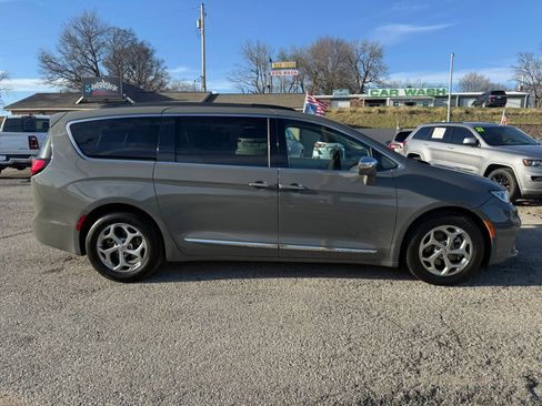 Used 2022 Chrysler Pacifica Limited image 2