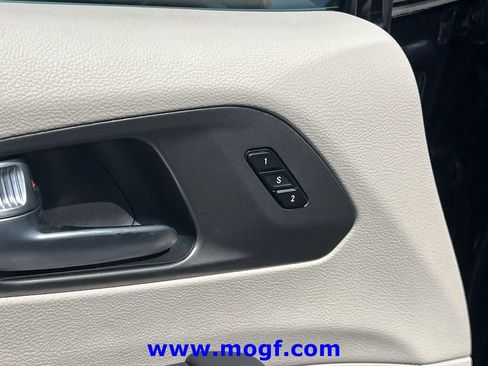 Used 2024 Chrysler Pacifica Touring-L FWD image 18