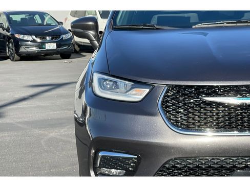 Used 2021 Chrysler Pacifica Touring w/ Uconnect Theater Family Group image 41