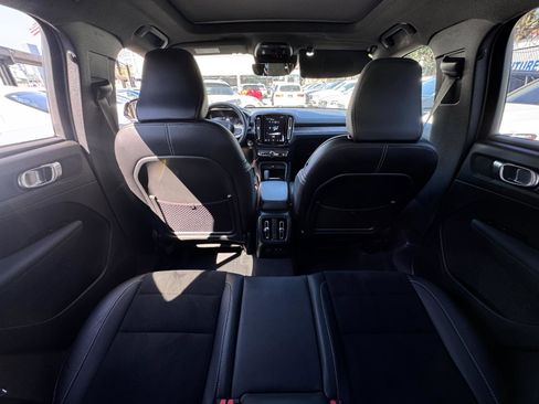 Used 2021 Volvo XC40 T5 R-Design w/ Climate Package image 9