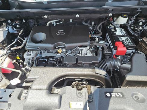 Used 2021 Toyota RAV4 XLE AWD/4WD image 7