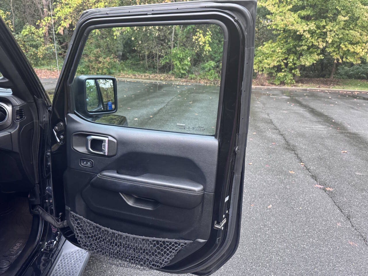 Used 2018 Jeep Wrangler Unlimited Sahara w/ Cold Weather Group AWD/4WD image 28