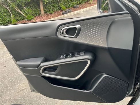 Used 2025 Kia Soul LX w/ LX Technology Package image 18