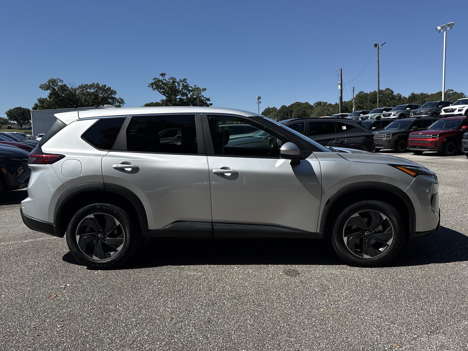 Used 2024 Nissan Rogue SV AWD/4WD image 2