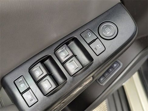 Used 2015 Chevrolet Suburban LT image 12