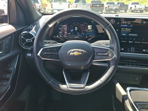 Used 2025 Chevrolet Equinox LT AWD/4WD image 19