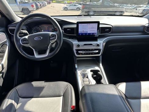 Used 2022 Ford Explorer XLT w/ Equipment Group 202A image 12