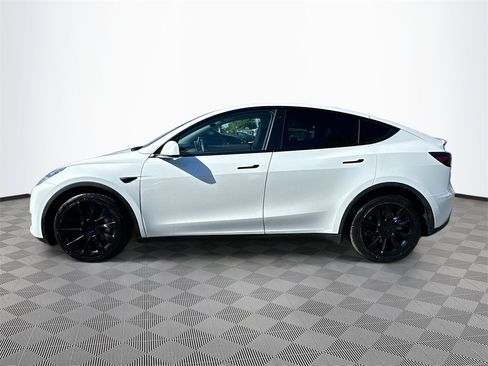 Used 2022 Tesla Model Y Long Range image 9
