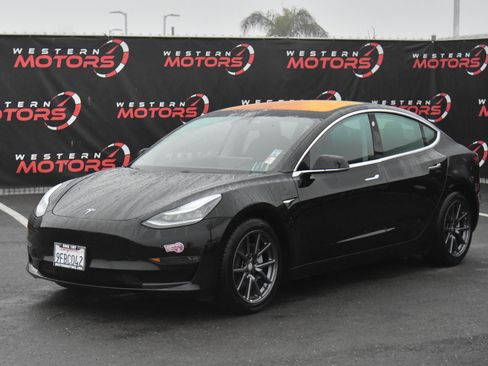 Used 2019 Tesla Model 3 Standard Range image 3