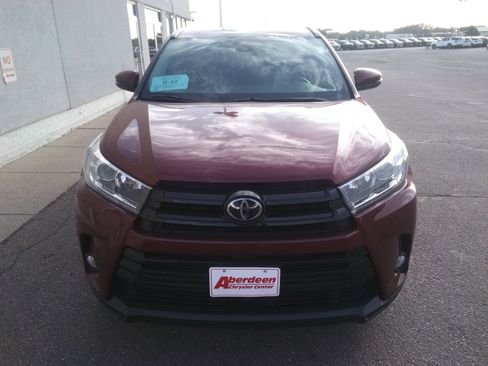Used 2017 Toyota Highlander AWD V6 image 3