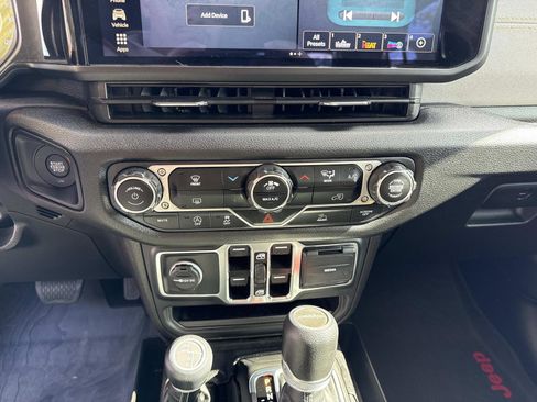 Used 2024 Jeep Gladiator Sport image 28