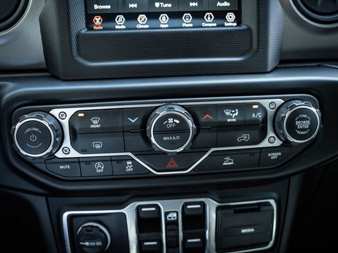 Used 2023 Jeep Gladiator Sport AWD/4WD image 32