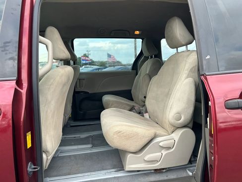 Used 2014 Toyota Sienna L image 36