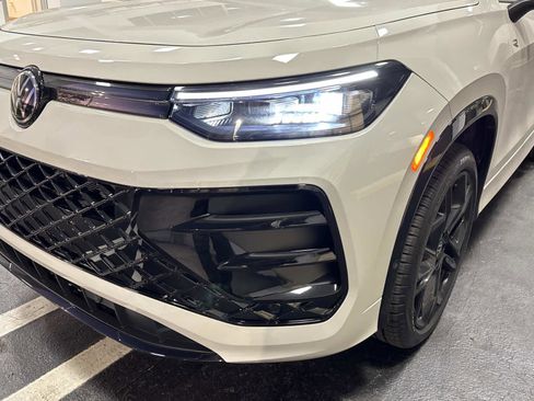 Certified 2025 Volkswagen Tiguan SE R-Line image 9