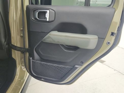 Used 2025 Jeep Gladiator Mojave AWD/4WD image 34