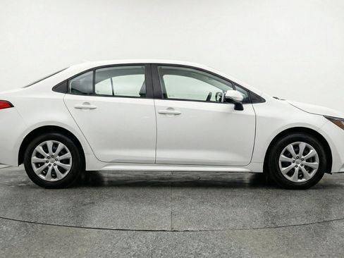 Used 2025 Toyota Corolla LE FWD image 11