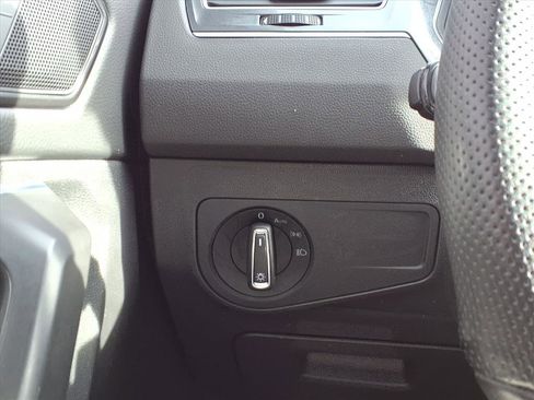 Used 2022 Volkswagen Tiguan SE R-Line image 17