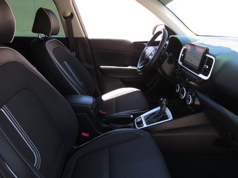 Used 2022 Hyundai Venue Limited FWD image 8