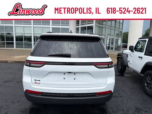 Used 2025 Jeep Grand Cherokee Altitude AWD/4WD image 5