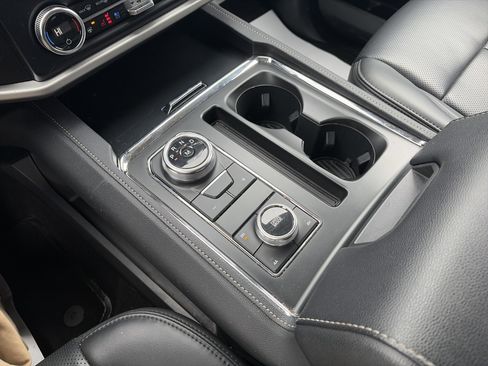 Used 2024 Ford Expedition XLT image 24